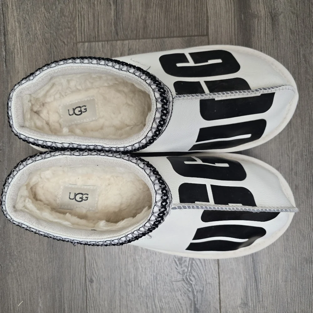 UGG Tasman Chopd Logo Leather White Black Mens Slip On Streetwear Preppy